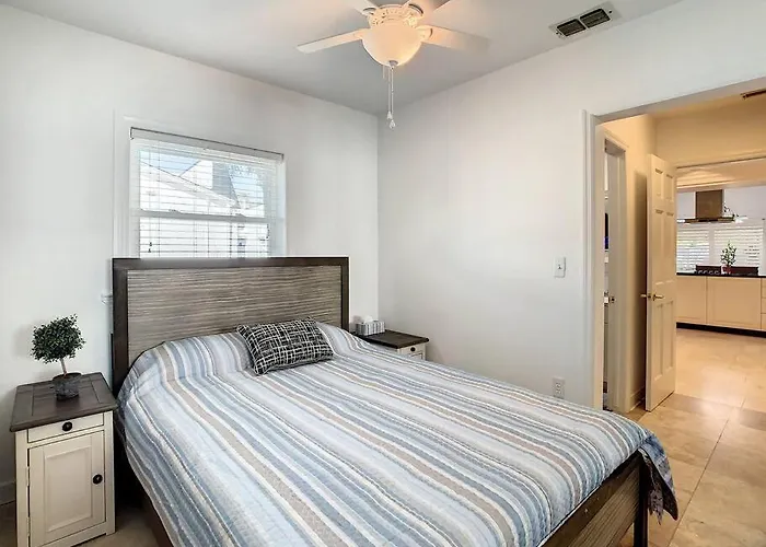 Ferienhaus Steps From The Beach, Location, 2 Bdrm 2 Bth Clearwater Beach