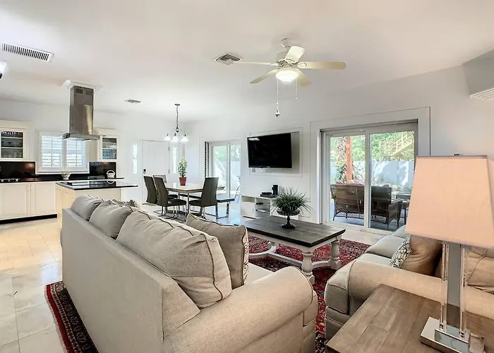 Ferienhaus Steps From The Beach, Location, 2 Bdrm 2 Bth *