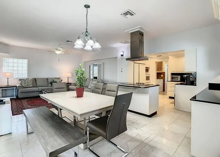 Steps From The Beach, Location, 2 Bdrm 2 Bth Ferienhaus Clearwater Beach