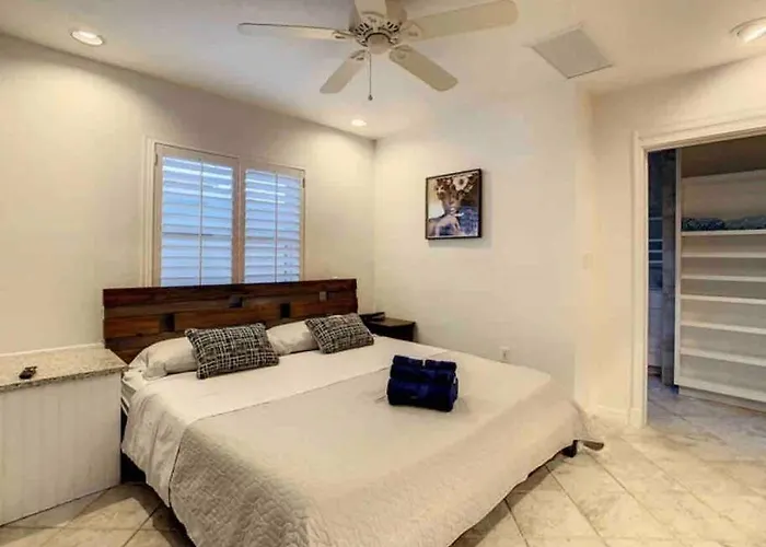 Steps From The Beach, Location, 2 Bdrm 2 Bth * Clearwater Beach